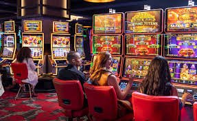 Antarmuka aplikasi mafiaslot menampilkan menu utama dengan akses ke permainan slot, live casino, dan sportsbook Liga 1